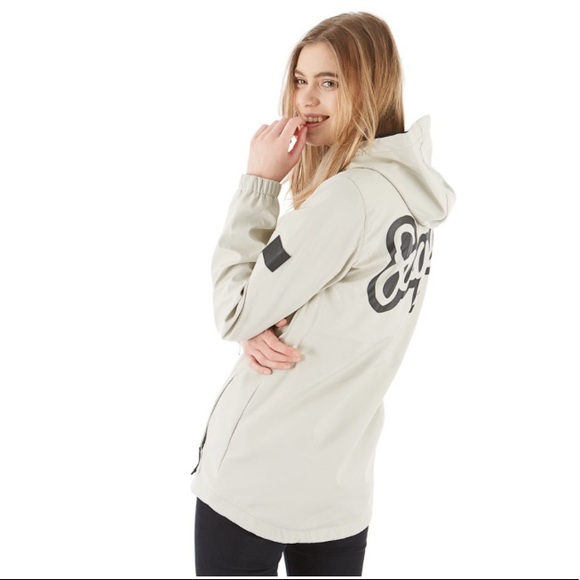 Saga Crew Jacket - Picture 4 of 10